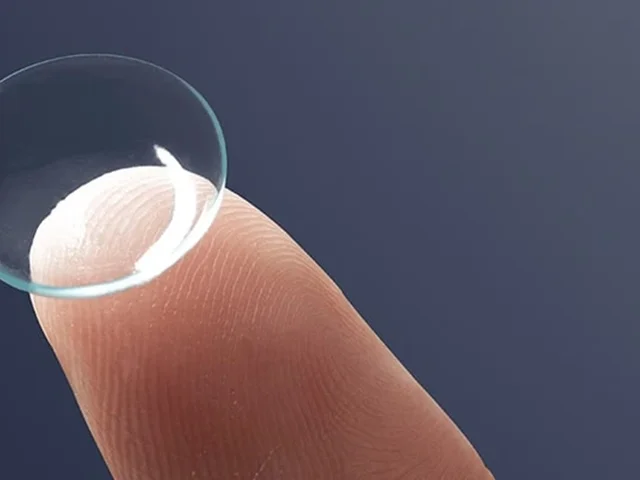 نحوه گذاشتن لنز در چشم